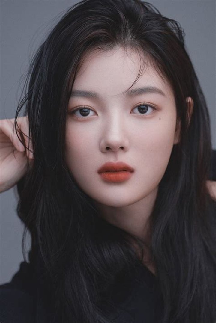 Discovering the Allure of Kim Yoo-jung: A Rising Star in the World of Entertainment