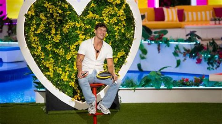 Know All About Robert Rausch from Love Island!